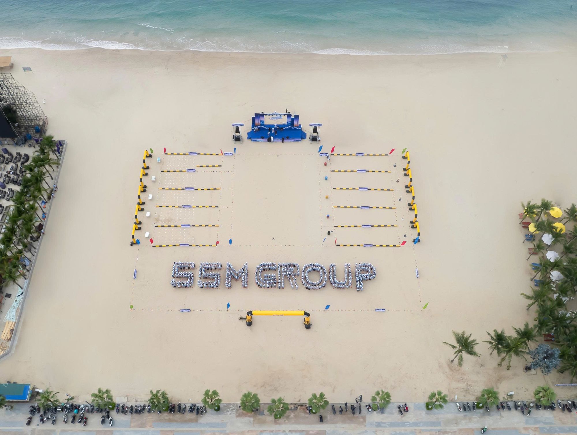 Khoảnh khắc ấn tượng của 1000 thành viên xếp đội hình tạo nên dòng chữ SSM GROUP 