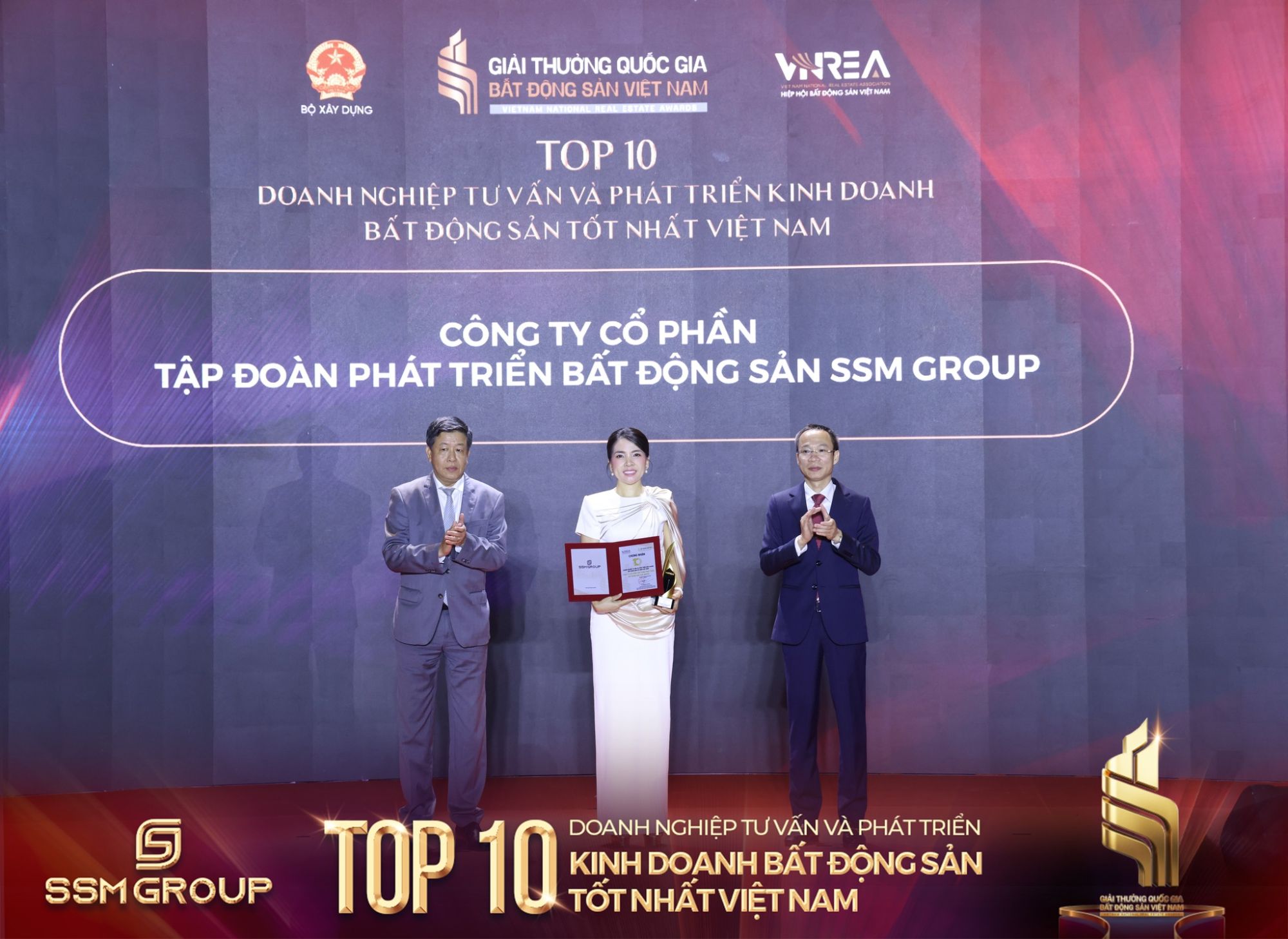 chu-tich-nhan-cup-chung-nhan-ssmgroup-top-10-doanh-nghiep-1