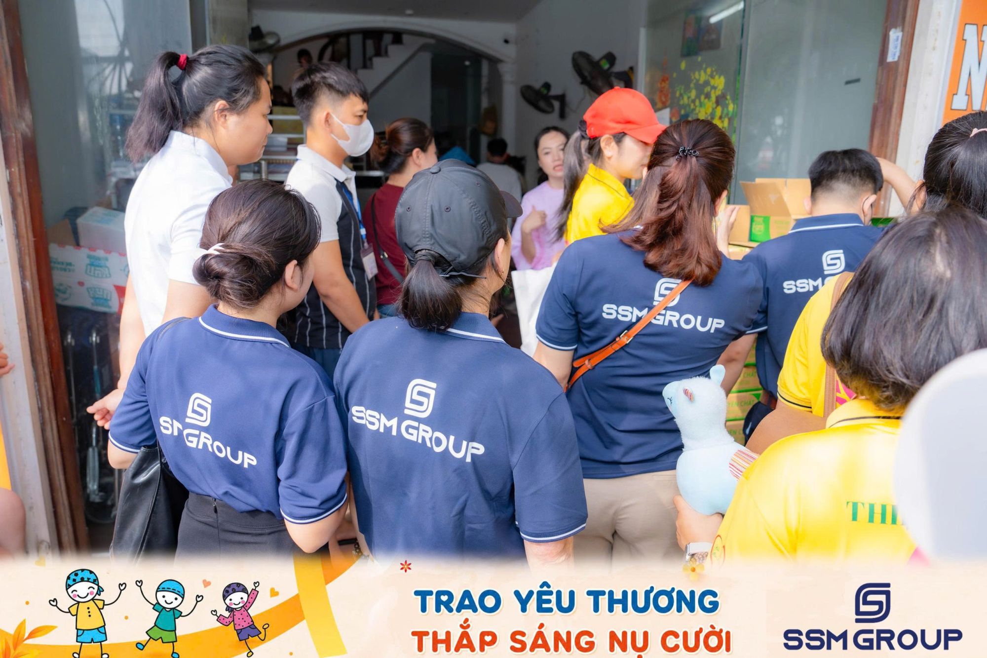 500 phần quà đã được trao tận tay các em nhỏ đang điều trị tại các bệnh viện