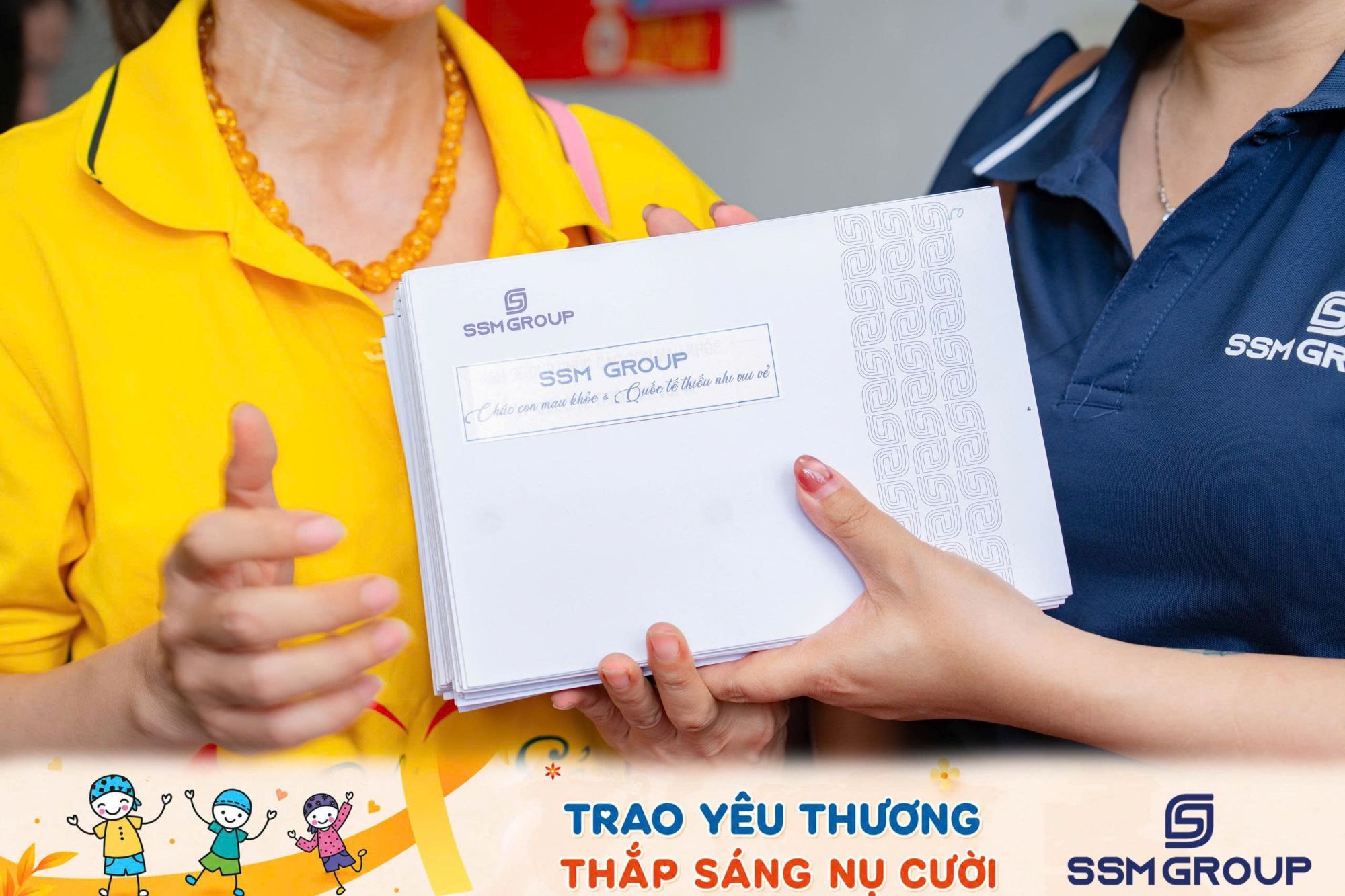 500 phần quà đã được trao tận tay các em nhỏ đang điều trị tại các bệnh viện