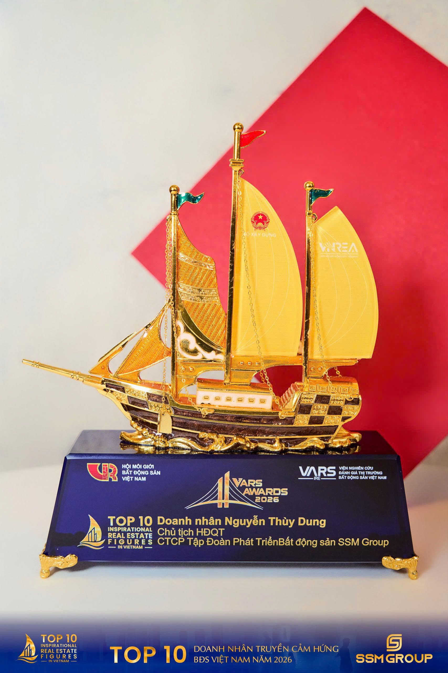 cup-vinh-danh-top-10-doanh-nhan-truyen-cam-hung